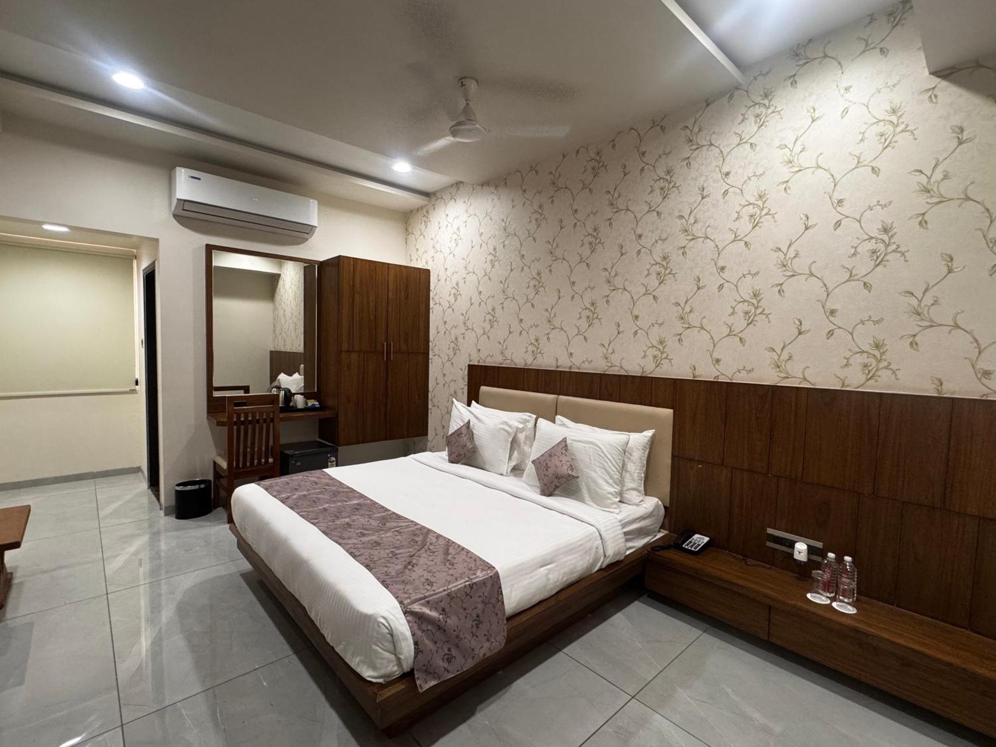 Pam Premium Hotel Vadodara Exterior photo