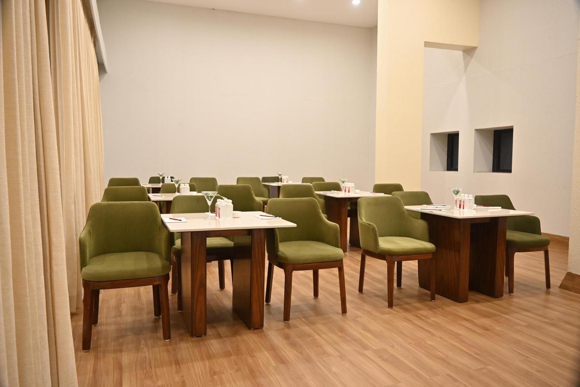 Pam Premium Hotel Vadodara Exterior photo