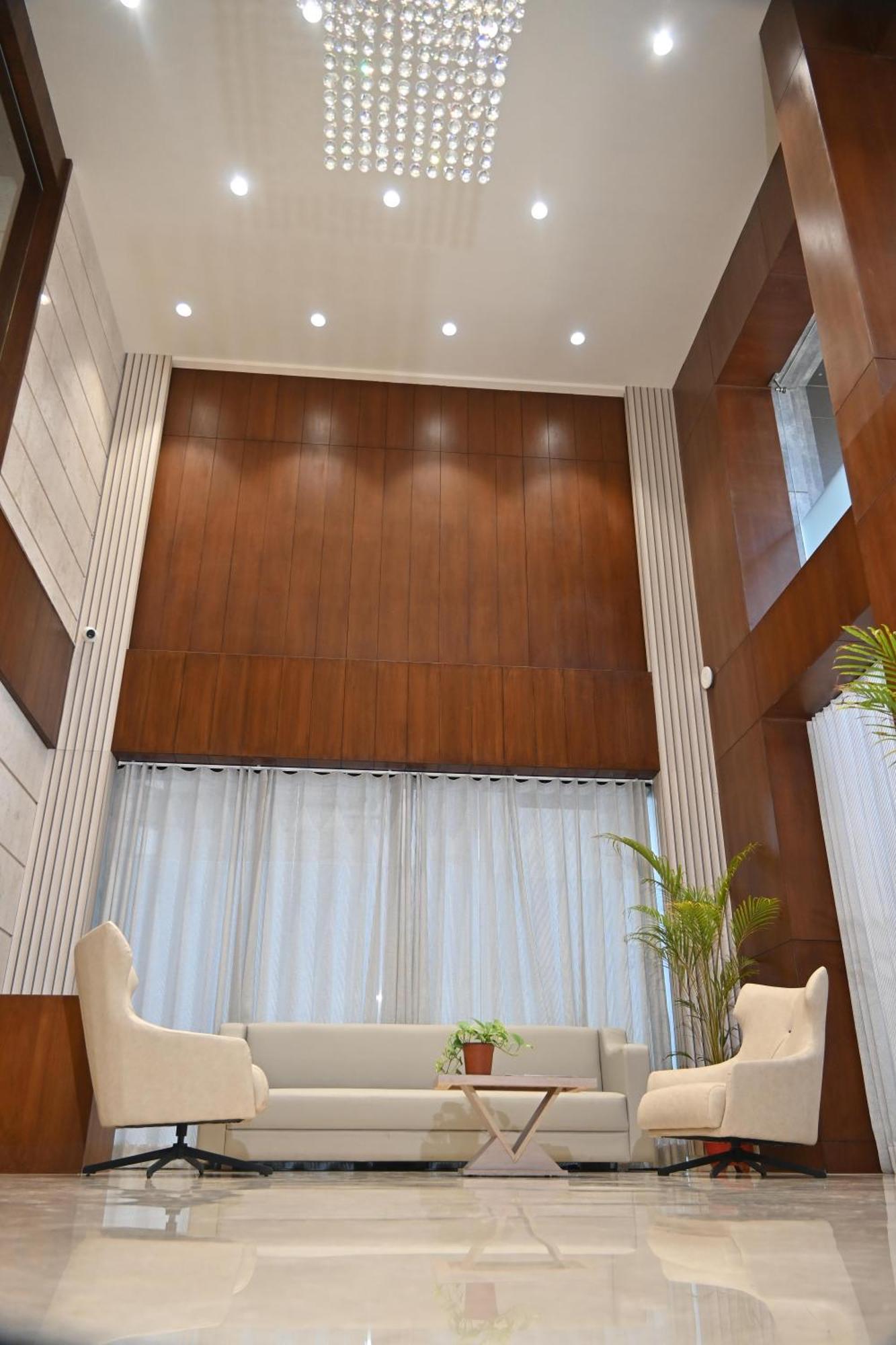 Pam Premium Hotel Vadodara Exterior photo